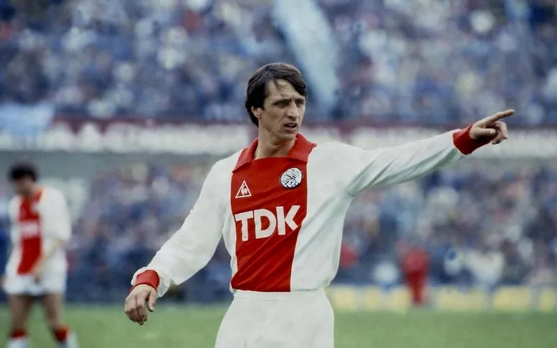 tim hieu johan cruyff va hanh trinh chinh phuc dinh cao bong da