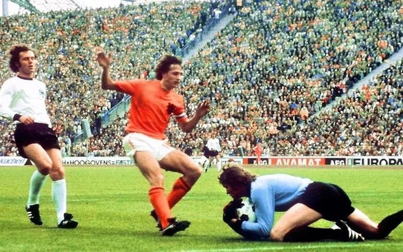 tim hieu johan cruyff va hanh trinh chinh phuc dinh cao bong da
